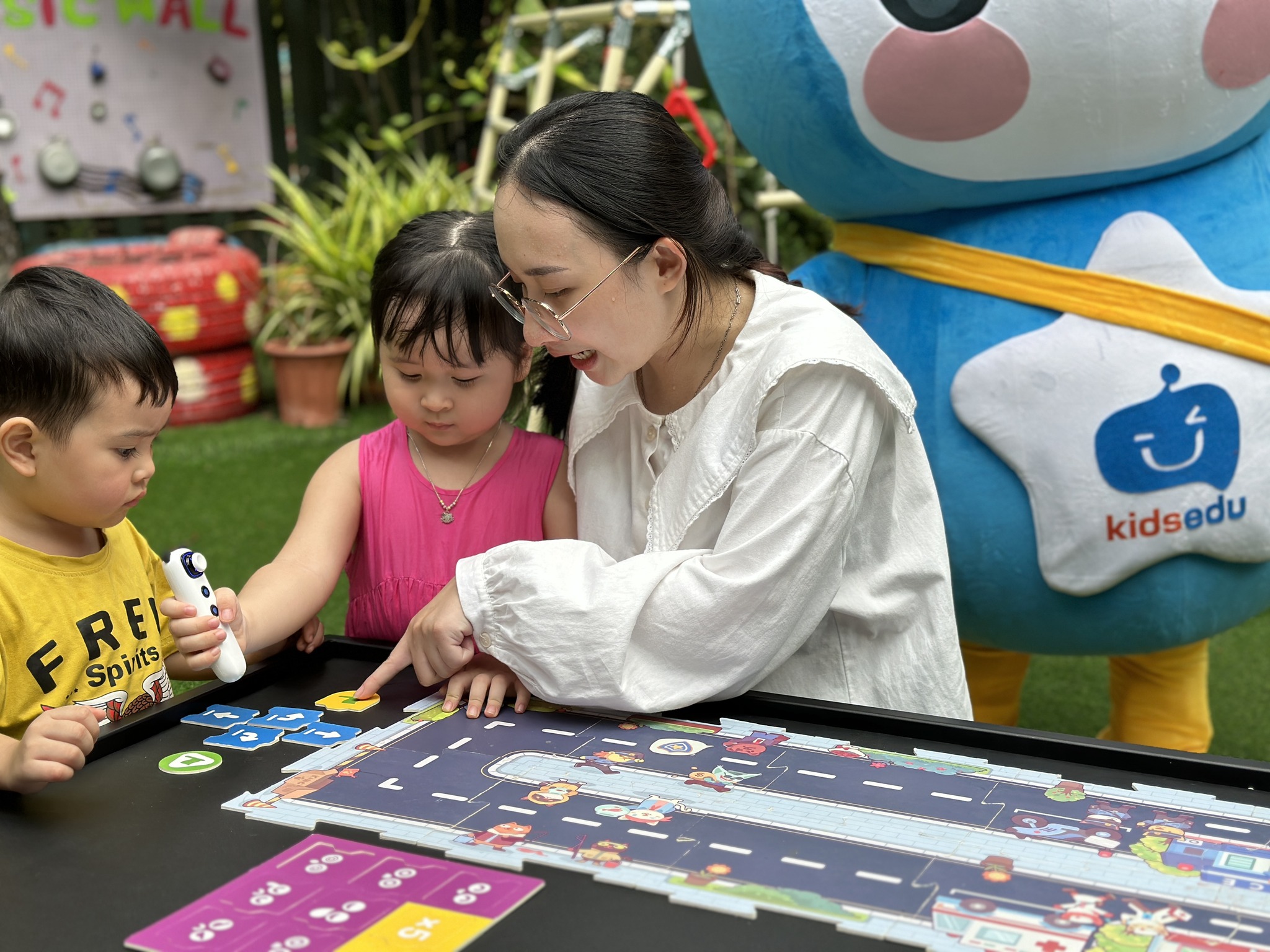 Trẻ sử dụng robot mTiny 