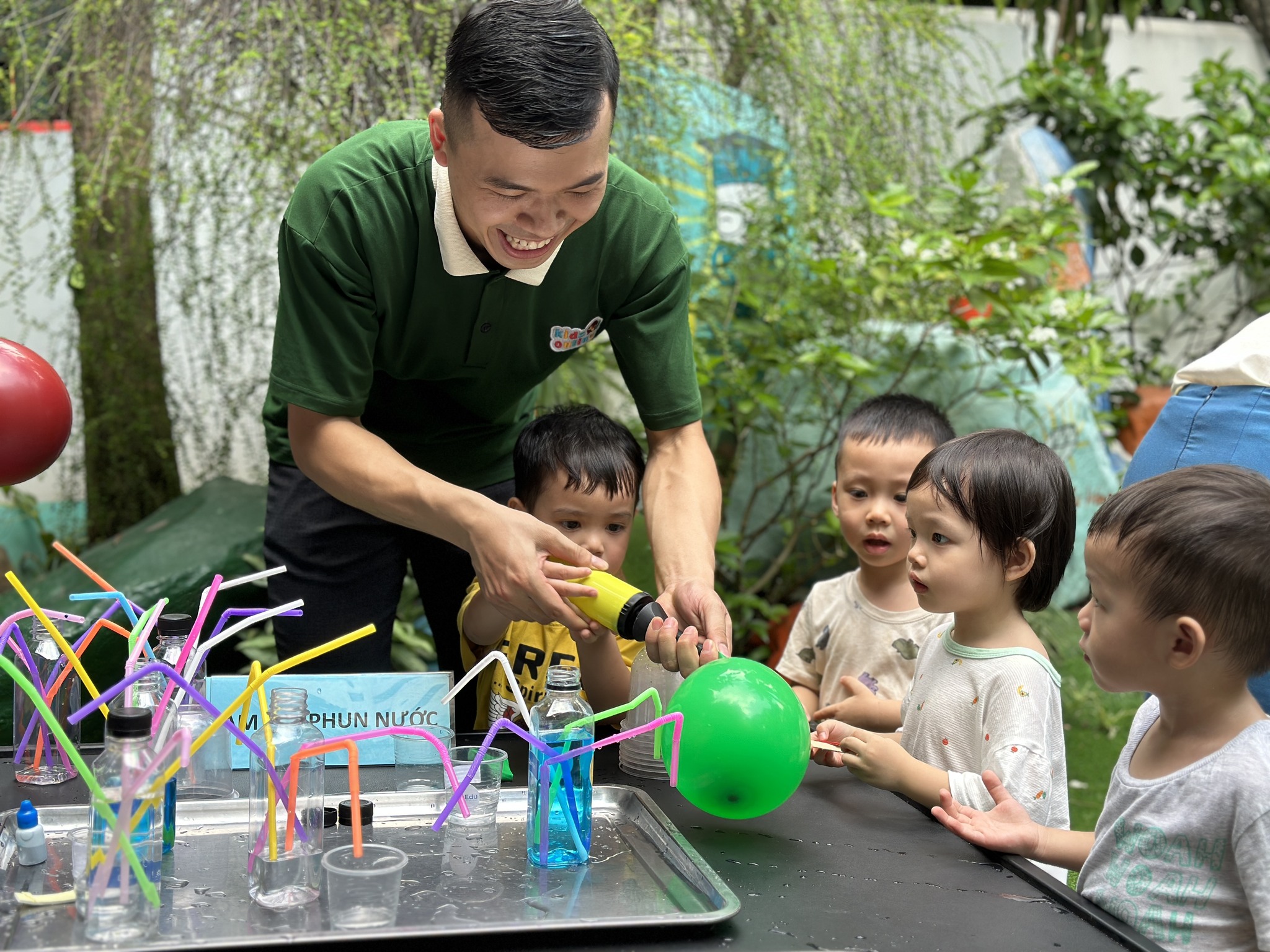 Hướng dẫn trẻ làm thí nghiệm