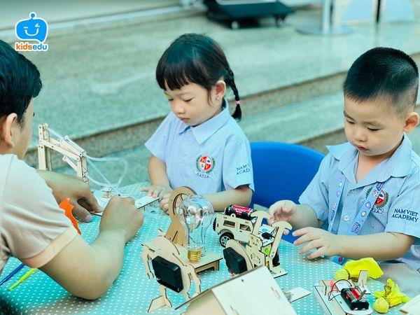 Trải nghiệm bộ học liệu có động cơ trọng chương trình STEM