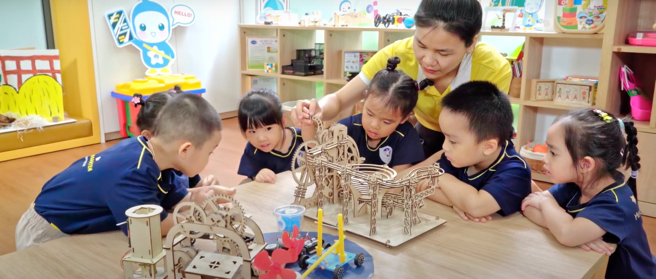 Trẻ say mê trải nghiệm cùng các hoạt động 