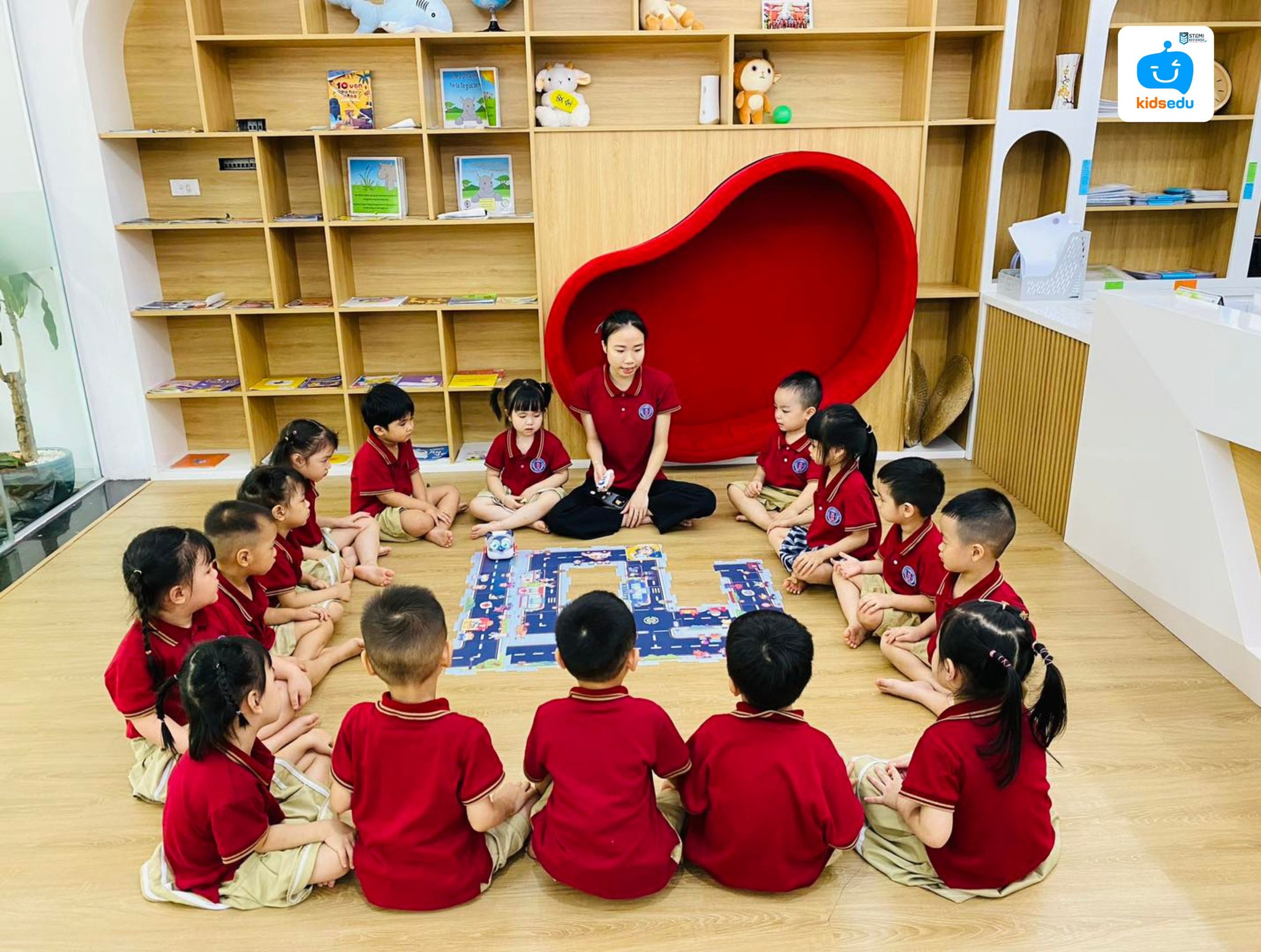 Hình ảnh giáo viên đang sử dụng mTiny để giảng dạy cho trẻ 