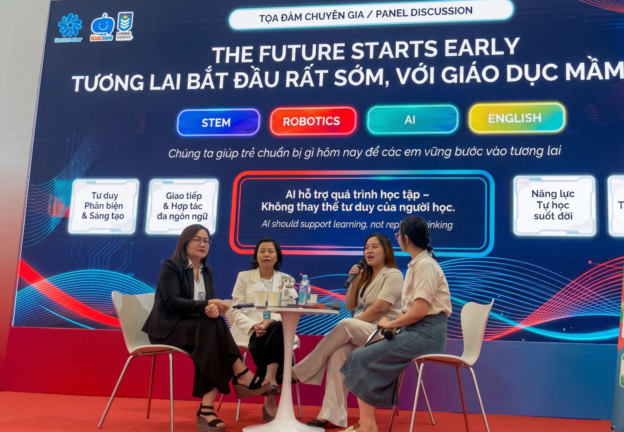 Các chuyên gia trao đổi và phản biện tại tọa đàm "Chuẩn bị gì cho trẻ hôm nay để bước vào tương lai"